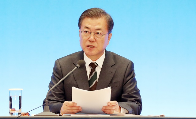 ▲ 문재인 대통령이 11일 오후 청와대 영빈관에서 열린 고용노동부, 환경부, 농림축산식품부 부처 업무보고에 참석해 발언하고 있다. ⓒ뉴시스