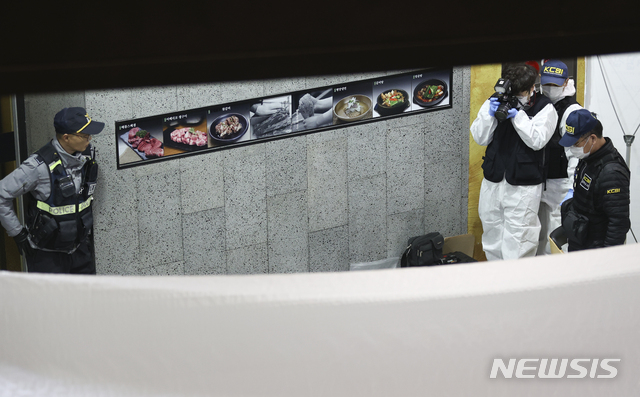 ▲ 12일 오전 서울 영등포구 여의도 증권가 식당에서 칼부림 사건이 발생, 2명이 중상을 입어 경찰 과학수사대원들이 현장 조사를 하고 있다. ⓒ뉴시스