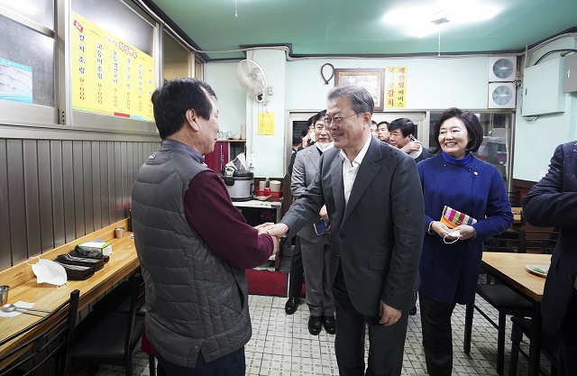 ▲ 문재인 대통령이 신종 코로나바이러스 감염증(코로나19)으로 위축된 내수경제 활성화를 위해 12일 서울 남대문시장 갈치골목을 방문해 상인과 악수를 나누고 있다. ⓒ뉴시스