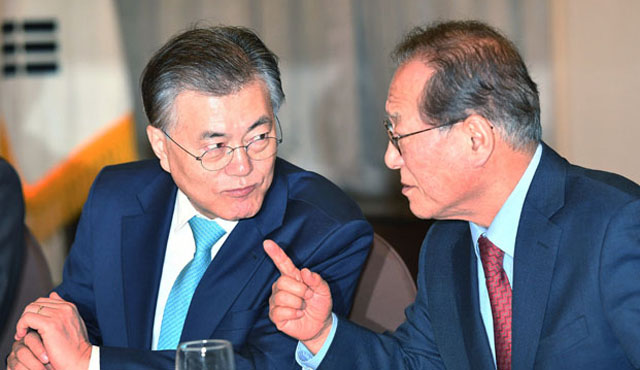 ▲ 문재인 대통령에게 뭔가를 설명하는 정세현 전 통일부 장관. 현재는 민주평통 수석부의장이다. ⓒ뉴시스. 무단전재 및 재배포 금지.