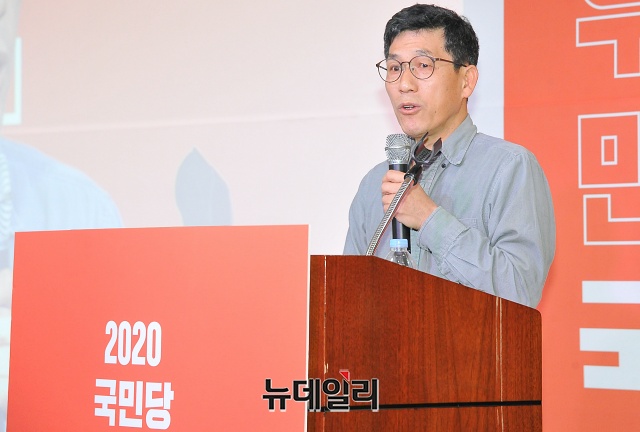 ▲ 진중권 전 동양대 교수가 9일 오후 서울 영등포구 하이서울유스호스텔에서 열린 국민당(가칭) 중앙당 창당발기인대회행사 참석해 