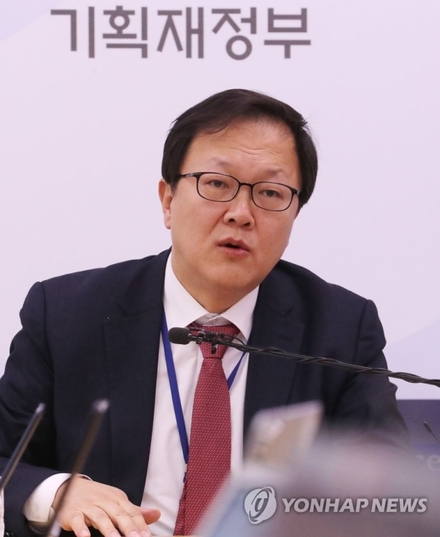 ▲ 기획재정부 김태주 조세총괄정책관이 지난 11일 오전 세종시 정부세종청사에서 2019년 세법개정 후속 시행규칙 개정과 관련한 배경브리핑을 하고 있다.ⓒ연합뉴스