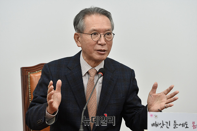 ▲ 김형오 자유한국당 공천관리위원회 위원장이 12일 오전 국회에서 열린 송한섭 전 서울서부지방검찰청 검사의 한국당 입당 기자회견에서 '홍준표·김태호' 관련 취재진의 질문에 답하고 있다. ⓒ박성원 기자