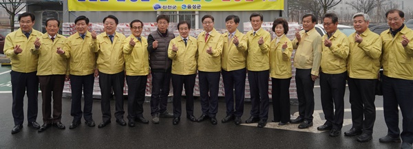 ▲ 전국시장군수구청장협의회(대표회장 염태영 수원시장)가 중국 ‘우한 교민’ 격리 수용시설이 있는 충북 진천군과 이웃 음성군을 12일 방문해 지원을 약속했다.ⓒ진천군