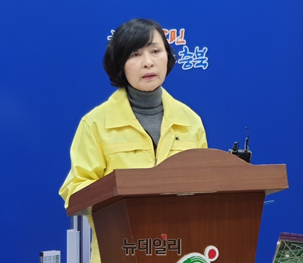▲ 충북도 전정애 보건복지국장이 11일 신종 코로나바이러스 상황에 대해 설명하고 있다.ⓒ박근주 기자