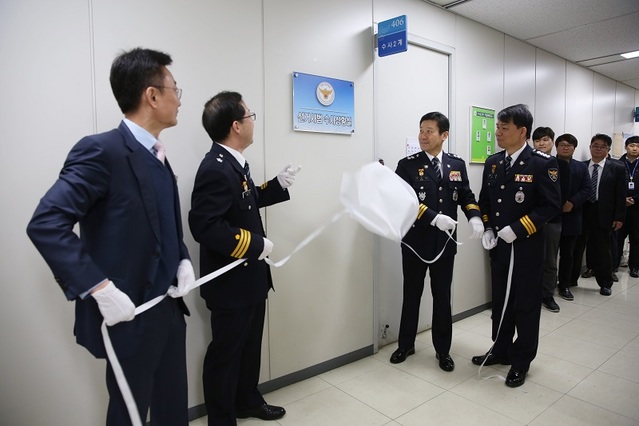 ▲ 노승일 청장과 최기영 수사과장 등 간부들이 13일 청내에 마련된 선거사범 수사상황실 앞에서 현판식을 갖고 있다.ⓒ충북지방경찰청