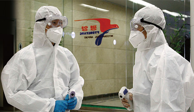 ▲ 지난 1일 평양 순안국제공항을 방역 중인 북한 당국자들. ⓒ뉴시스. 무단전재 및 재배포 금지.