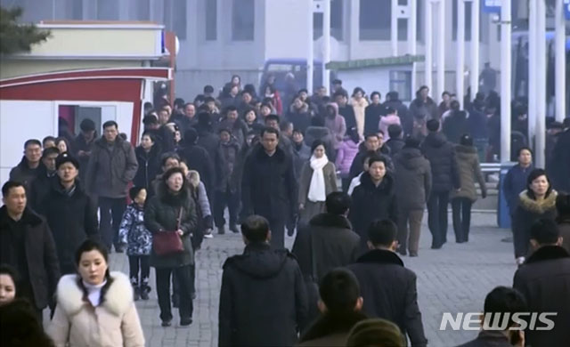 ▲ 지난 1월 30일 촬영한 평양 거리. 마스크를 쓴 사람이 보이지 않는다. ⓒ뉴시스 AP. 무단전재 및 재배포 금지.