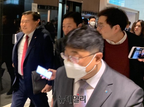 ▲ 황각규 롯데지주 부회장(왼쪽)이 13일 서울 중구 상의회관에서 열린 ‘우한 폐렴 대응 경제계 간담회’에 참석하고 있다. ⓒ뉴데일리