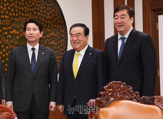 ▲ 싱하이밍 주한 중국대사가 13일 오전 국회를 찾아 문희상 국회의장과 이인영 더불어민주당 원내대표를 예방하고 기념사진을 촬영하고 있다.
ⓒ이종현 기자