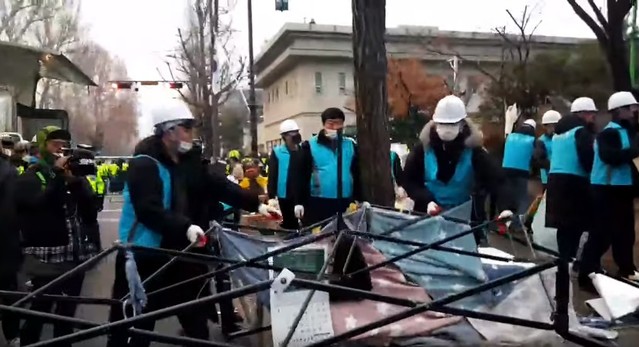 ▲ 서울 종로구청은 13일 오전 전광훈 목사가 주도하는 범투본 등 9개 단체들의 청와대 앞 농성 천막을 철거했다. ⓒ범투본 제공