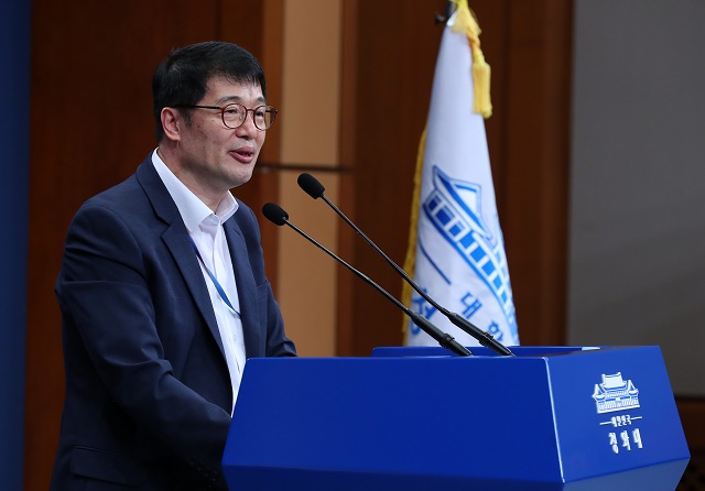 ▲ 황덕순 일자리수석이 15일 청와대 춘추관 대브리핑룸에서 고용 동향과 전망 관련한 브리핑을 하고 있다. ⓒ뉴시스