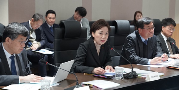 ▲ 김현미 국토교통부장관이 충북 진천·음성 혁신도시를 방문해 지역 발전전략을 논의하고, 신종코로나(코로나19) 관련 업무 협조에 감사의 뜻을 전했다.ⓒ진천군