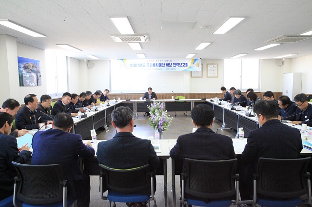 ▲ 울진군(군수 전찬걸)이 2021년도 국가투자예산 확보를 위해 13일 전 실과소장이 참석한 가운데 ‘2021년도 국가투자예산 확보전략 보고회’를 개최했다.ⓒ울진군