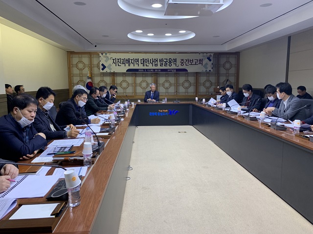 ▲ 포항시는 시청 중회의실에서 지난해 8월부터 추진 중인 포항 지진 피해지역의 복구, 재건, 부흥을 위한 ‘지진피해지역 대안사업 발굴 용역’ 중간보고회를 개최했다.ⓒ포항시