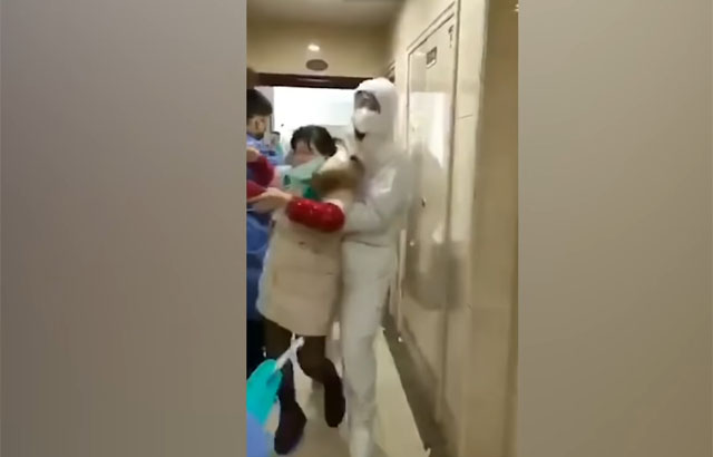 ▲ 중국 장쑤성 쿤샨에서 며칠 전 흘러나온 영상. 중국 공안들이 자가 격리 중인 사람들을 집에서 끌어내 어디론가 끌고 가는 모습. ⓒ미국의 소리 방송 유튜브 캡쳐.