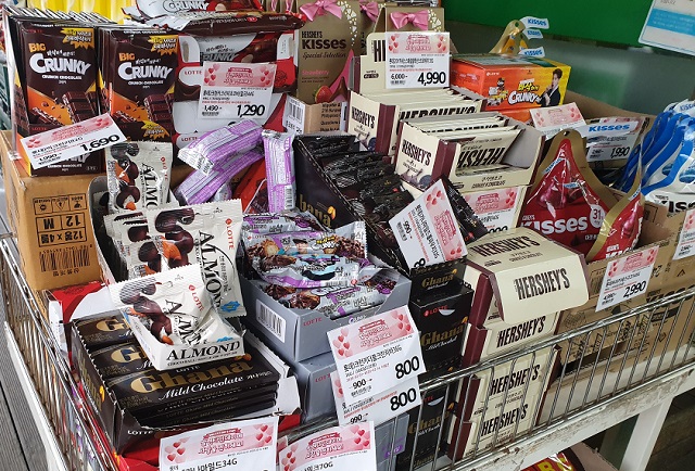 ▲ 서울 한 마트 앞 밸런타인데이 매대. ⓒ임소현 기자