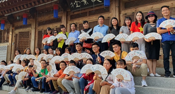 ▲ 지난해 충북도교육청의 초청으로 방한해 전주한옥마을을 관람한 베트남 하노이시교육청 소속 학생과 인솔자.ⓒ충북도교육청