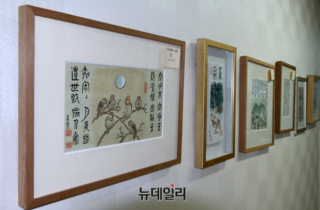 ▲ 김용발 전 조선일보 기자의 자택에 전시된 김성환 화백의 작품들. ⓒ이기륭 기자