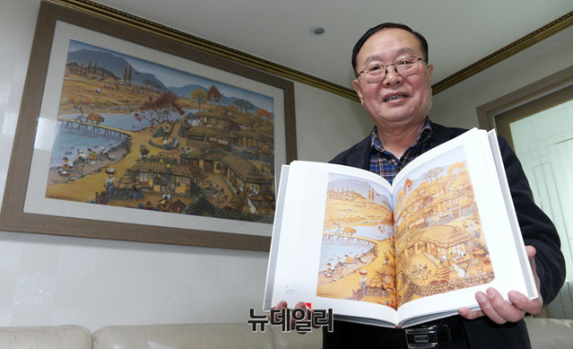 ▲ 김성환 화백이 그린 '농촌마을'을 소개하고 있는 김용발 전 기자. ⓒ이기륭 기자