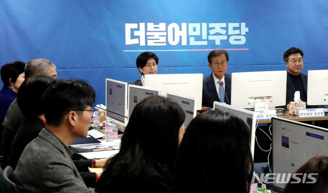 ▲ 더불어민주당 원혜영 공천관리위원장 및 위원들이 지난 9일 오전 서울 여의도 더불어민주당사에서 제21대 지역구 국회의원 후보자 면접을 하고 있다. ⓒ뉴시스