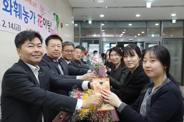 ▲ 길정섭 충남농협 본부장(가운데)과 조두식 농협은행 충남영업본부장(왼쪽에서 두번째), 류병관 농협노조세종충남지역위원장(오른쪽에서 두 번째), 류지민 중앙회부본부장(오른쪽에서 첫 번째), 윤일근 경제지주부본부장(오른쪽에서 첫 번째) 등이 직원들에게 꽃을 나눠주기에 앞서 화훼농가 돕기를 다짐하고 있다. ⓒ농협 충남본부