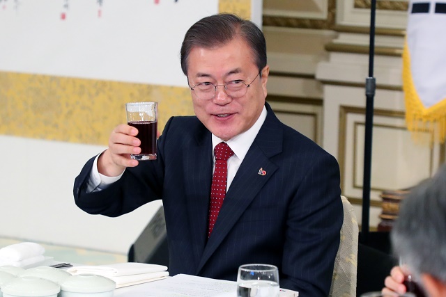 ▲ 문재인 대통령이 2019년 12월 13일 청와대 영빈관에서 열린 3.1운동 및 대한민국 임시정부 수립 100주년 기념사업추진위원회 초청 오찬에 참석해 포도주스로 건배를 하고 있다. ⓒ뉴시스