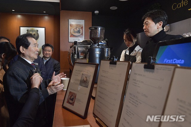 ▲ 정세균 국무총리가 13일 오전 신종 코로나바이러스 감염증(코로나19) 여파로 어려움을 겪는 서울 서대문구 신촌을 찾아 한 커피숍에서 소상공인들의 애로사항을 청취하고 있다. ⓒ뉴시스