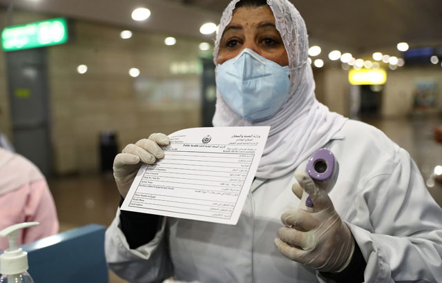 ▲ 카이로 공항에서 입국자를 대상으로 발열검사를 하고 있는 이집트 보건관계자. ⓒ연합 EPA. 무단전재 및 재배포 금지.