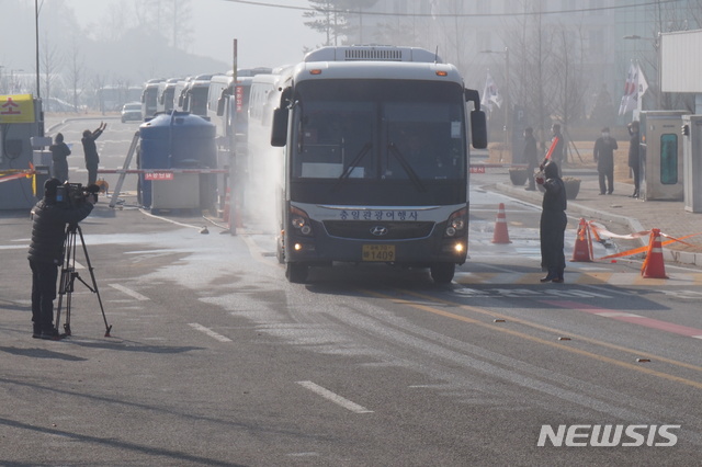 ▲ 신종 코로나바이러스 감염증(코로나19) 발원지인 중국 후베이성 우한에서 1차 전세기(대한항공)로 입국해 충북 혁신도시 국가공무원인재개발원에서 생활한 교민 173명이 15일 버스를 타고 집으로 귀가하고 있다. ⓒ뉴시스