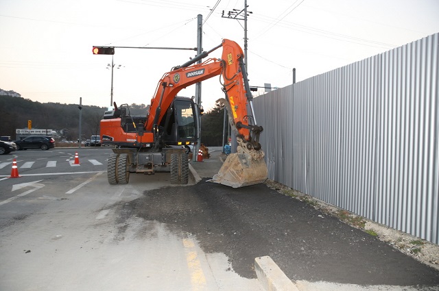 ▲ 포항시는 남구 이동 왕복3차 도로와 인도 일부에 발생한 지름 5m에 이르는 싱크홀을 4시간 만에 복구했다.ⓒ포항시