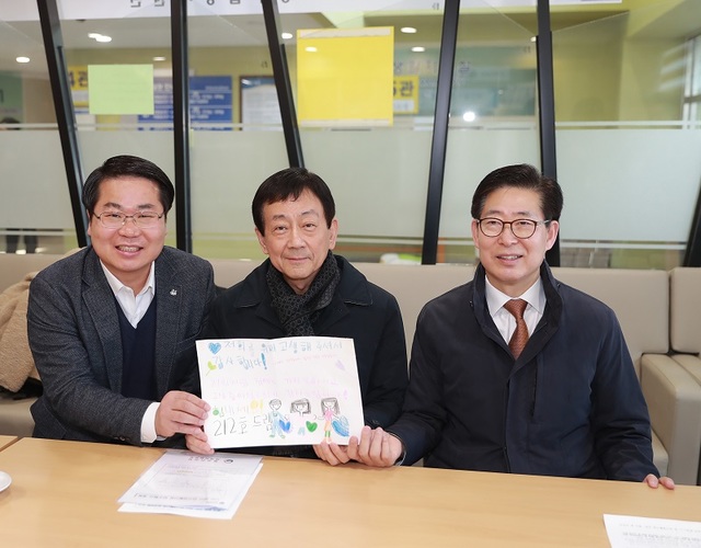 ▲ 진영 행안부장관과 양승조 충남도지사, 오세현 아산시장이 15일 아산 경찰인재개발원에서 2주간 격리됐던 한 아이가 그린 “저희를 위해 고생해주셔서 감사합니다”라고 그린 그림을 들어보이고 있다.ⓒ아산시