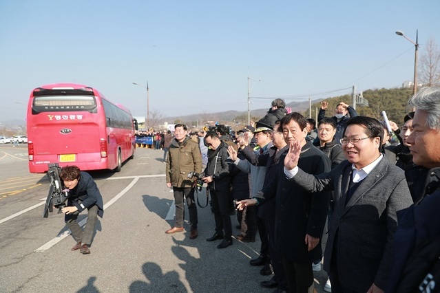 ▲ 진영 행정안정부 장관과 양승조 충남도지사, 오세현 아산시장, 그리고 시민들이 우한교민 퇴소를 환송하고 있다.ⓒ아산시