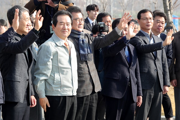 ▲ 정세균 국무총리, 박능후 보건복지부장관, 이시종 충북도지사, 송기섭 진천군수, 조병옥 음성군수를 비롯한 진천지역 주민들이 15일 국가공무원인재개발원 앞 도로에서 격리 해제돼 떠나는 우한교민들을 환송하고 있다.ⓒ충북도