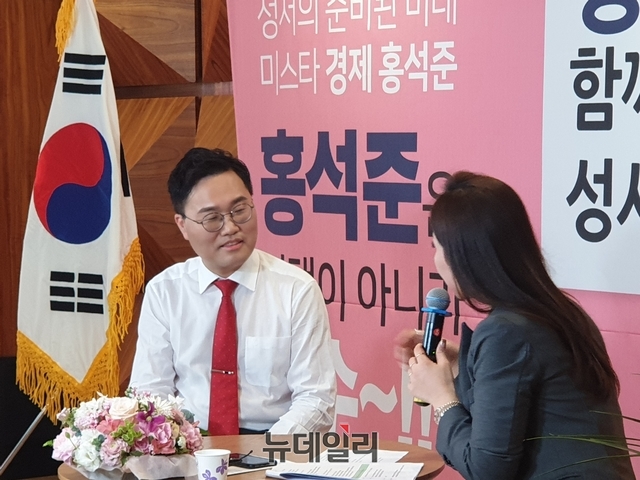 ▲ 홍석준 자유한국당 달서갑 국회의원 예비후보는 15일 오후 2시 지역주민과 소통하는 라이브 방송을 진행했다.ⓒ뉴데일리