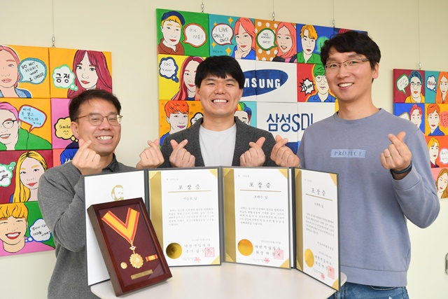 ▲ (좌로부터) 삼성SDI 안승호, 조현수, 이부휘 프로가 기념촬영을 하고 있다. ⓒ삼성SDI
