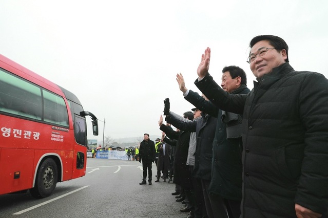 ▲ 15일에 이어 16일 충남 아산시민과 진영 행정안전부 장관, 양승조 충남도지사, 오세현 아산시장이 2주간 경찰인재개발원에서 격리됐던 우한교민을 환송하고 있다.ⓒ아산시