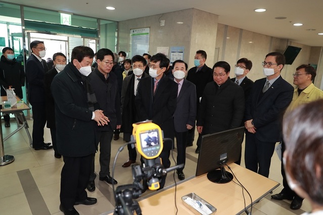 ▲ 16일 진영 행정안전부 장관과 양승조 충남도지사, 오세현 아산시장이 아산보건소에서 코로나 19 대응상황보고회를 가졌다.ⓒ아산시