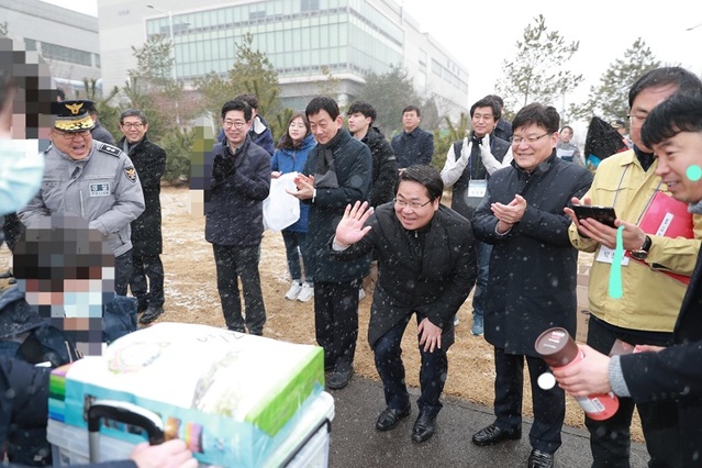 ▲ 16일 2차 우한교민이 아산 경찰인재원에서 퇴소한 가운데 진영 행안부장관과 양승조 충남도지사, 오세현 아산시장, 황운하 인재개발원장이 퇴소하는 어린이를 격려하고 있다.ⓒ아산시