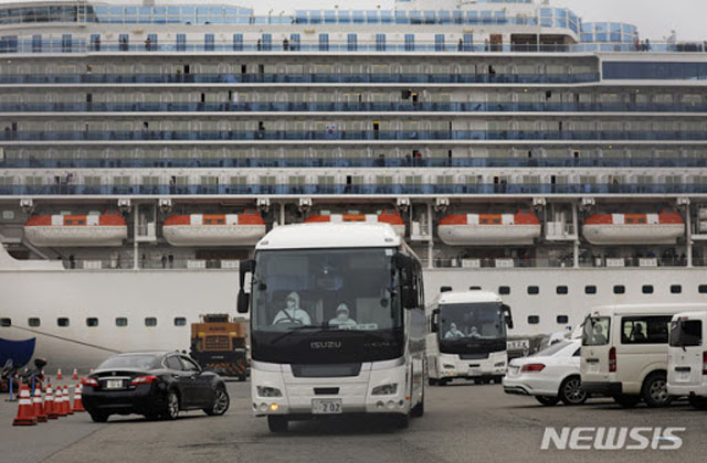 ▲ 크루즈선에서 발생한 확진환자를 실어나르는 버스. ⓒ뉴시스 AP. 무단전재 및 재배포 금지.