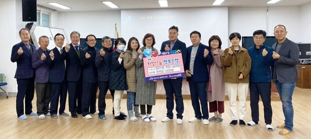 ▲ 수성구 범어1동 희망나눔위원회가 저소득가정 청소년을 위해 써달라며 장학금 150만원을 전달했다.ⓒ수성구청