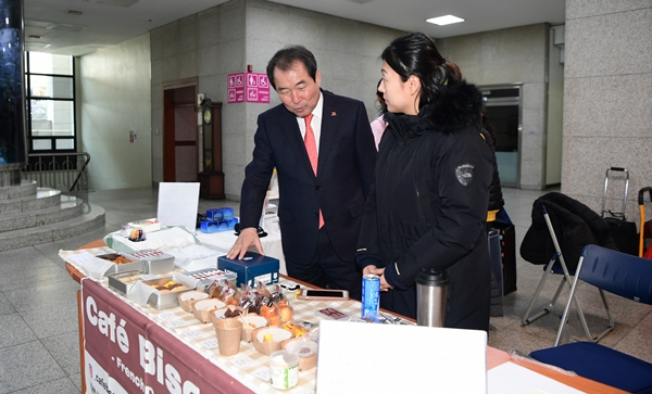 ▲ 김천시(시장 김충섭)는 고용노동부에서 주관하는 ‘2020년 지역산업맞춤형 일자리창출 지원사업 공모’에 선정돼 사업비 2억3200만원을 확보했다.ⓒ김천시