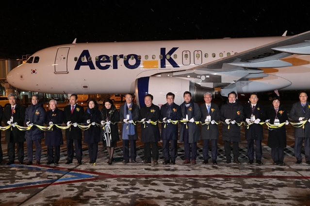 ▲ 청주국제공항 거점항공사 에어로케이항공의 1호 항공기 도입식이 지난 16일 청주국제공항 주기장에서 열렸다. 도입식에는 이시종 충북도지사, 강병호 에어로케이 대표 및 항공사 관계자, 장선배 충북도의회 의장, 한범덕 청주시장, 변재일 국회의원 등이 참석했다. 에어로케이항공 1호기는 에어버스사의 A320기종(180석)으로 미국 현지에서 운항 및 안정성 등 각종 테스트를 성공적으로 마치고 도입식 당일 청주국제공항에 안착했다.ⓒ충북도