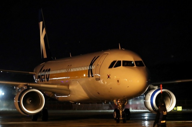 ▲ 지난 16일 청주공항에 안착한 에어로케이 항공 1호기. 1호기는 에어버스사의 A320기종(180석)이다.ⓒ충북도