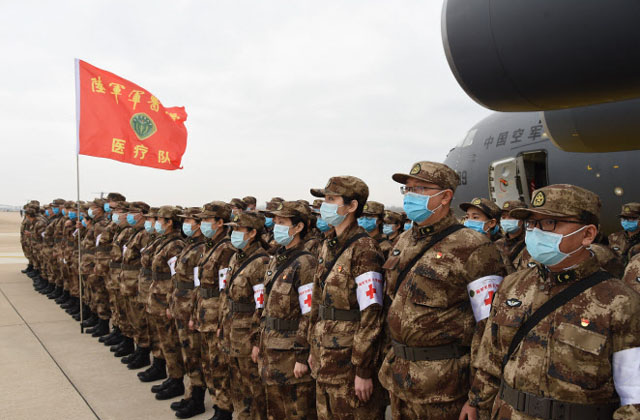 ▲ 중국은 우한폐렴 확산을 막는다며 인민해방군을 계속 동원하고 있다. 우한폐렴 문제를 제기하는 사람들도 계속 사라지고 있다. 사진은 우한시에 도착한 인민해방군 의료진. ⓒ연합 신화. 무단전재 및 재배포 금지.