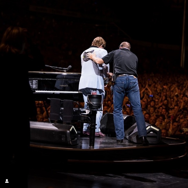 ▲ 가수 엘튼 존이 뉴질랜드 공연 도중 폐렴 증세가 악화돼 스태프의 부축을 받고 내려오고 있다. ⓒ엘튼 존 인스타그램