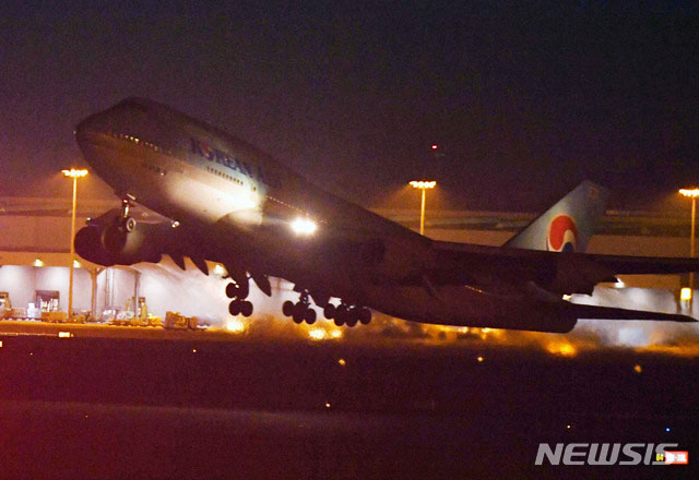 ▲ 지난 1월 30일, 중국 우한을 향해 이륙하는 전세기. 여기에 문제의 마스크가 실려 있었다. ⓒ뉴시스. 무단전재 및 재배포 금지.