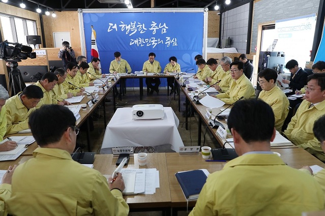 ▲ 양승조 충남도지사가 18일 아산 코로나 19 현장 대책본부에서 실국원장회의를 주재하고 있다.ⓒ충남도