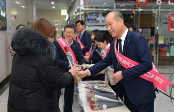 ▲ NH농협손해보험 최창수 대표이사(오른쪽)가 임직원에게 꽃을 전달하고 있다.ⓒNH농협손보