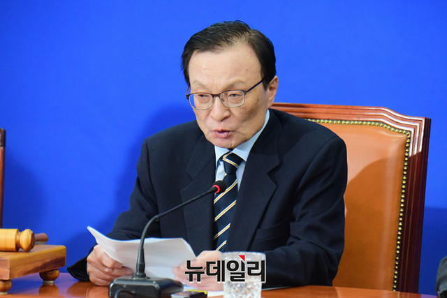 ▲ 이해찬 더불어민주당 대표가 17일 오전 국회에서 열린 최고위원회의에 참석해 모두발언을 하고 있다.
ⓒ이종현 기자